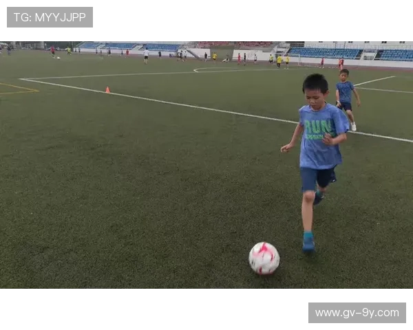 围绕踢足球内搭女生展现运动与时尚融合魅力专题解析全方位趋势探讨 围绕踢足球内搭女生展现运动与时尚融合魅力专题解析全方位趋势探讨